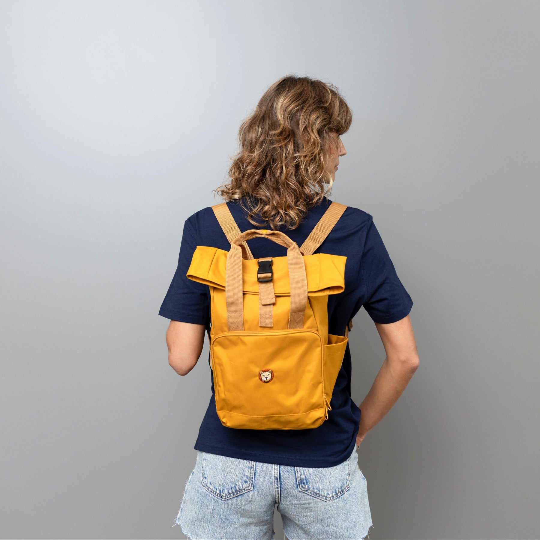 Unisex Rucksack mit Löwen-Stickerei in currygelb